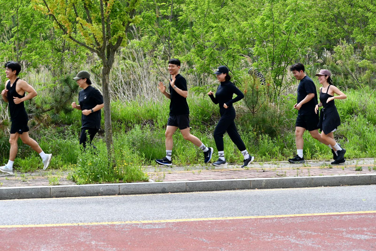 스페셜클래스 러닝요가 — 숲길 옆을 함께 달리는 러닝요가 참가자들